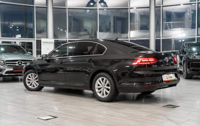 Volkswagen Passat 1.6TDI DSG Sedan