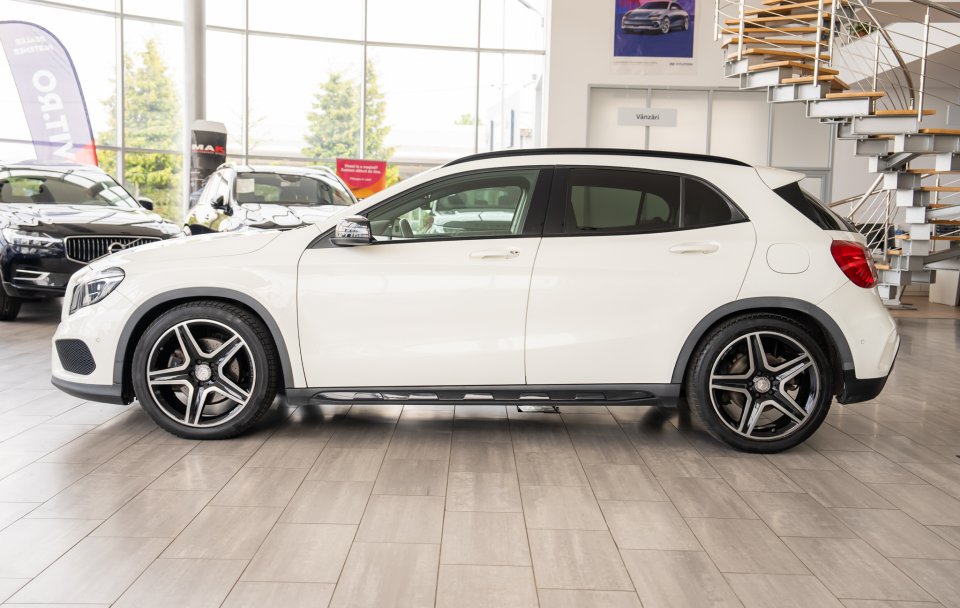 Mercedes-Benz GLA-Class 220d 4Matic "AMG Line" Automat