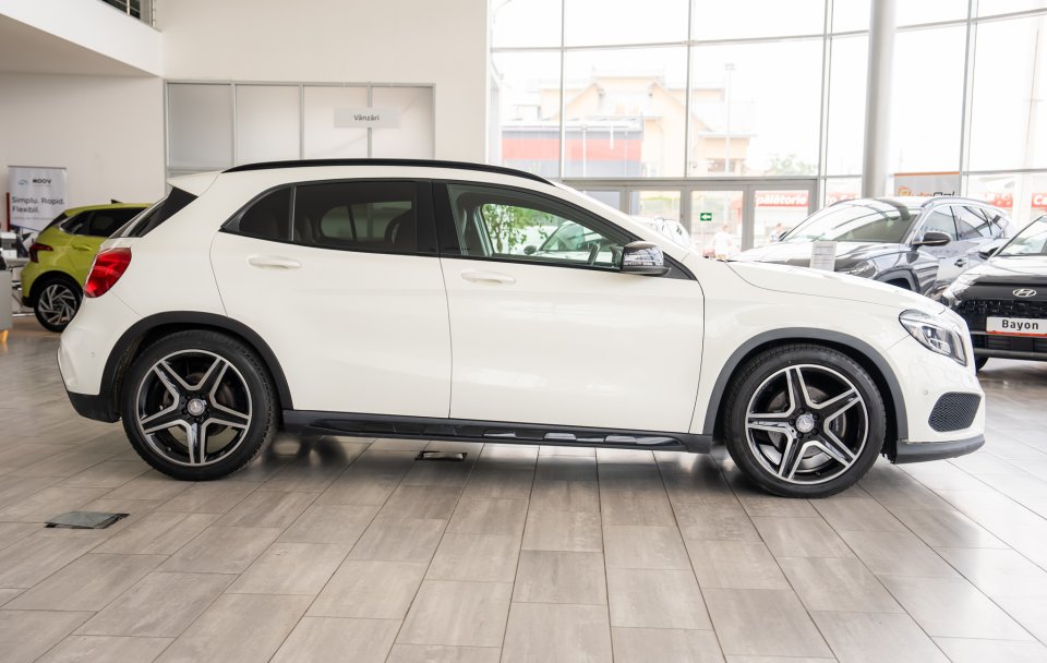 Mercedes-Benz GLA-Class 220d 4Matic "AMG Line" Automat