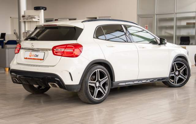 Mercedes-Benz GLA-Class 220d 4Matic "AMG Line" Automat