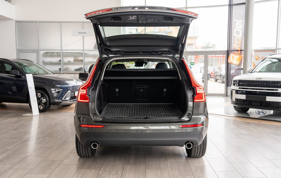 Volvo XC60 2.0 B4 Benzina MildHybrid Automat "Momentum Pro"