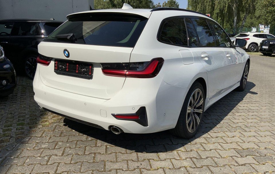 BMW Seria 3 318d Touring Steptronic "Sport Line"