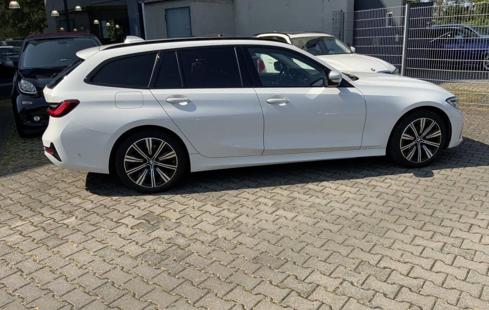 BMW Seria 3 318d Touring Steptronic "Sport Line"